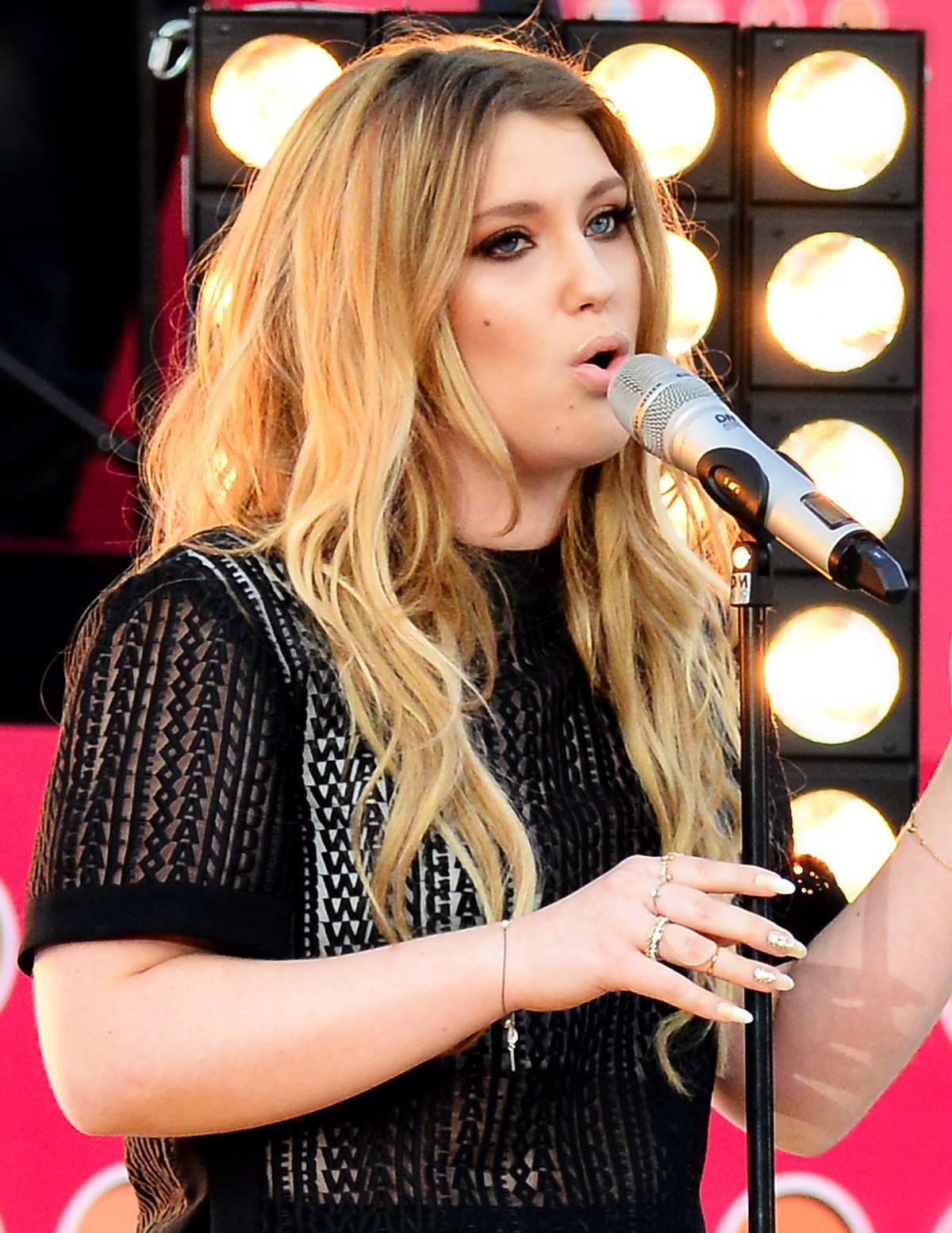 Ella henderson debuts new song the first time